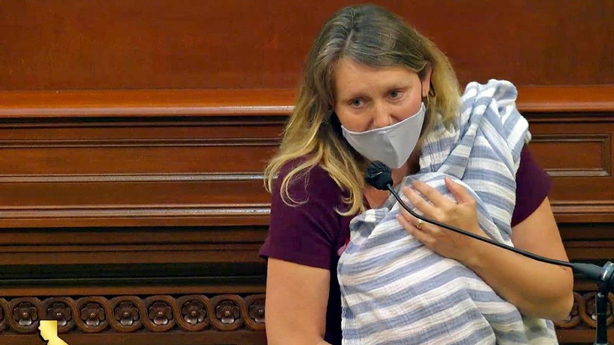 Γυναίκα βουλευτής ανέβηκε στο βήμα με το νεογέννητο μωρό της